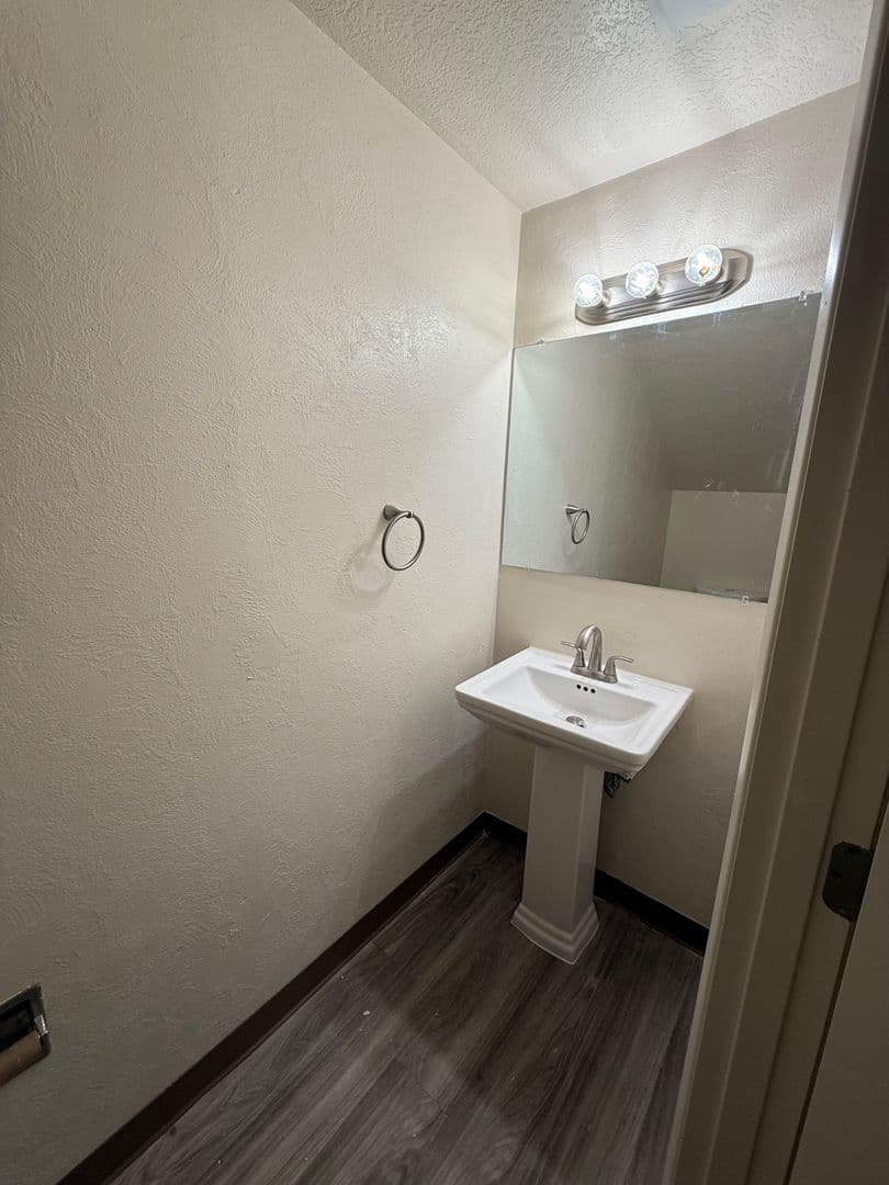 Salem Apartment: 180 Stoneway Drive NW