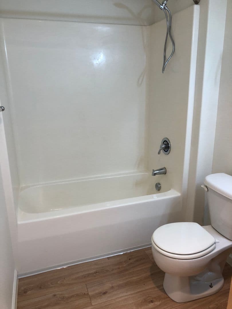 Sutherlin Apartment: 233 NW Sherman St