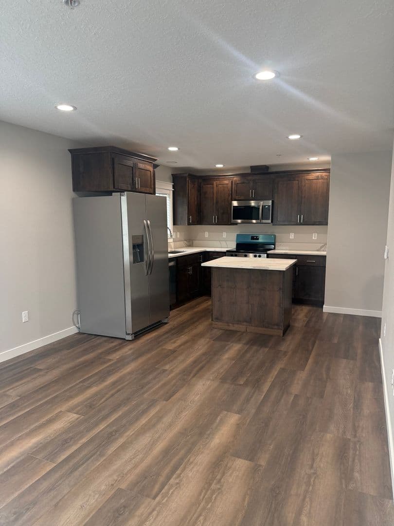 Keizer Apartment: 491 Marino Drive N