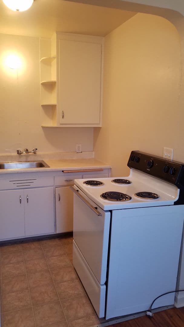 Salem Apartment: 1642 13th St SE