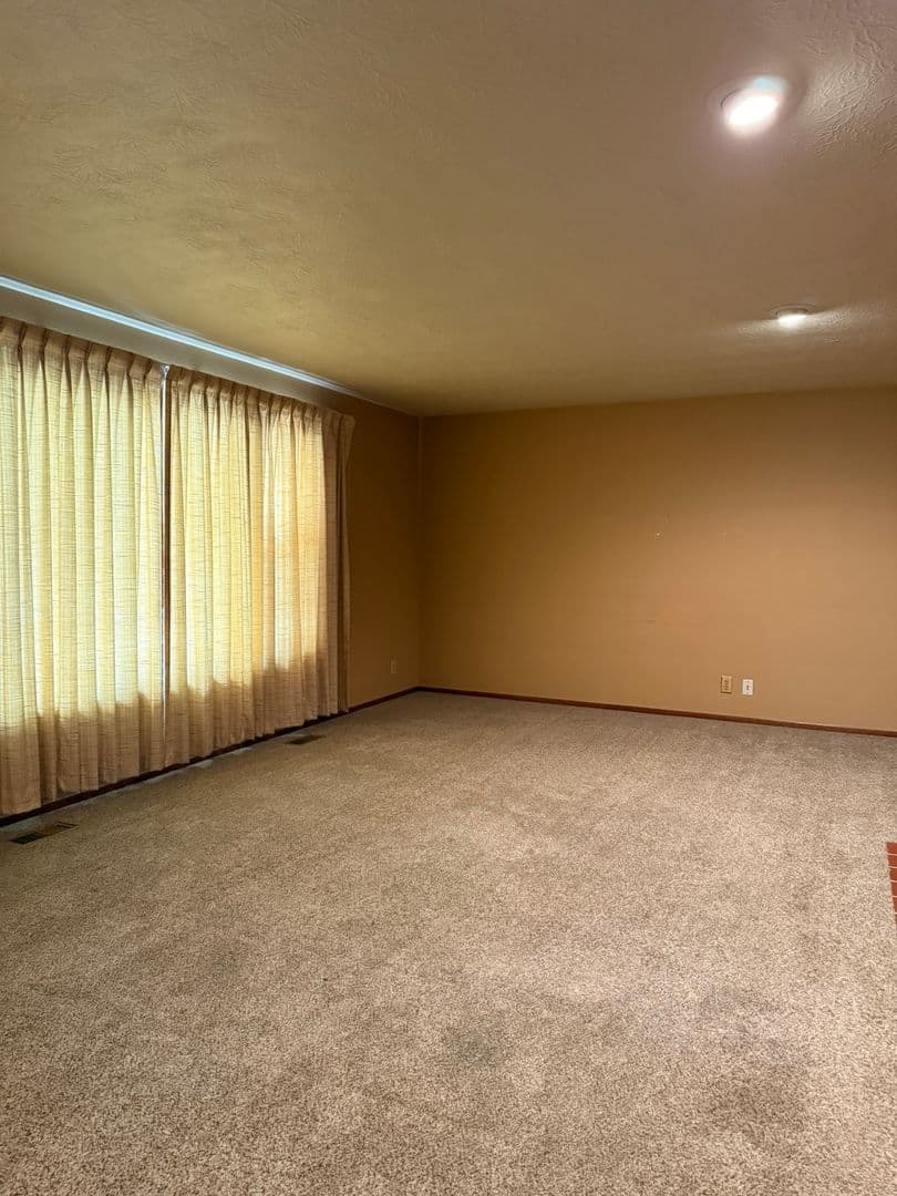Salem House: 4649 39th Ave NE