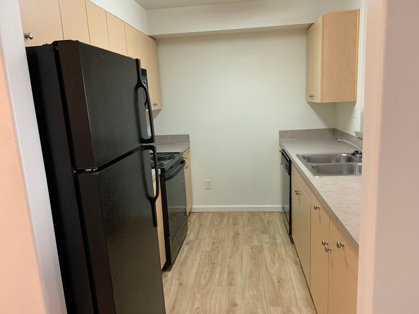 Sutherlin Apartment: 233 NW Sherman St