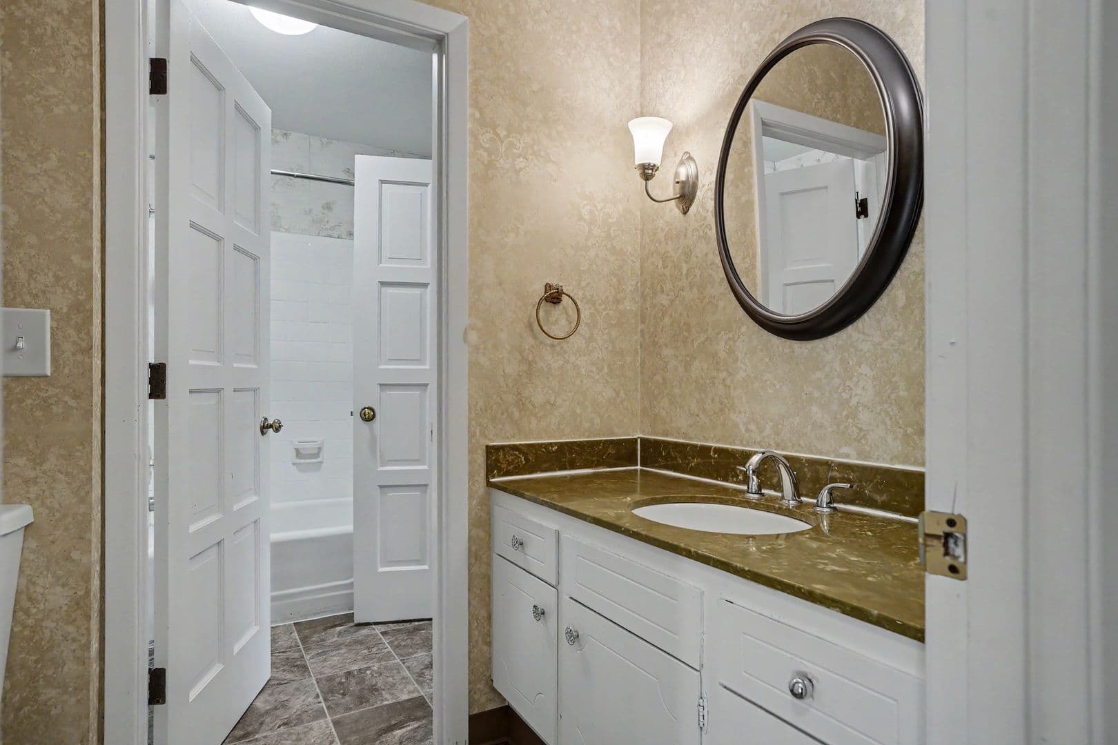Salem Apartment: 260 Wilson St S