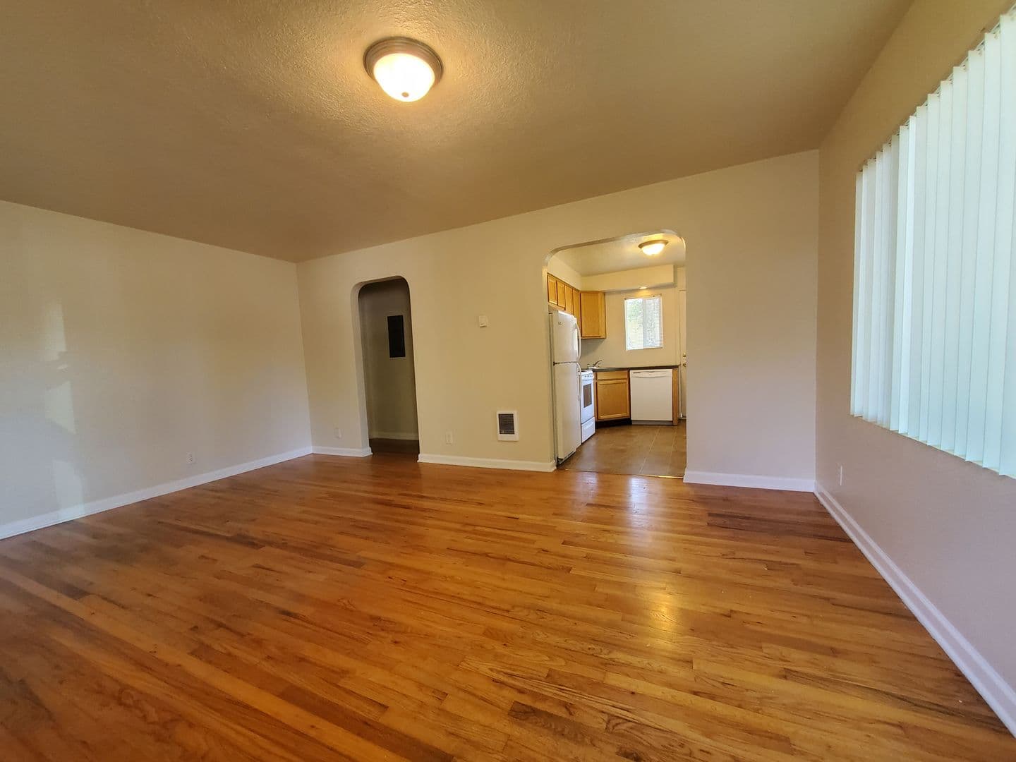 Salem Apartment: 155 Miller St S