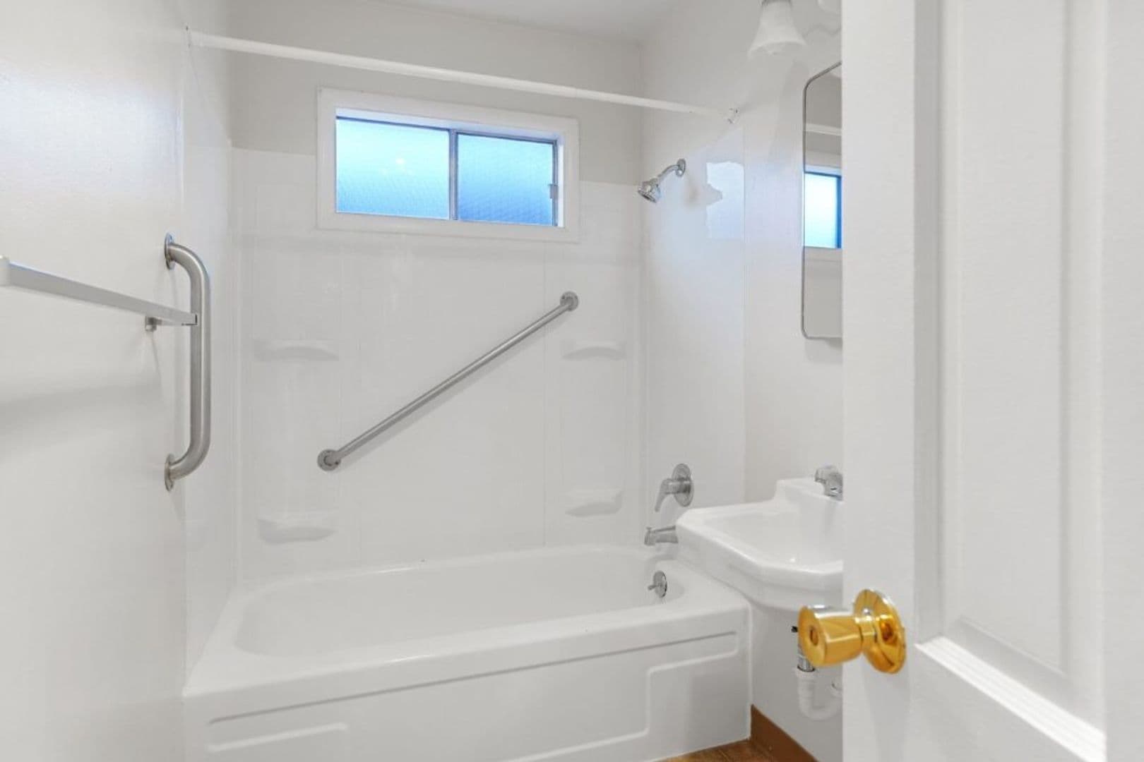 Salem Apartment: 1869 Broadway St NE