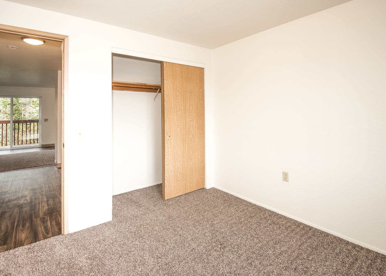 Sheridan Apartment: 937 SE Sheridan Road