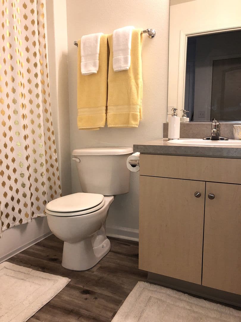 Sutherlin Apartment: 233 NW Sherman St