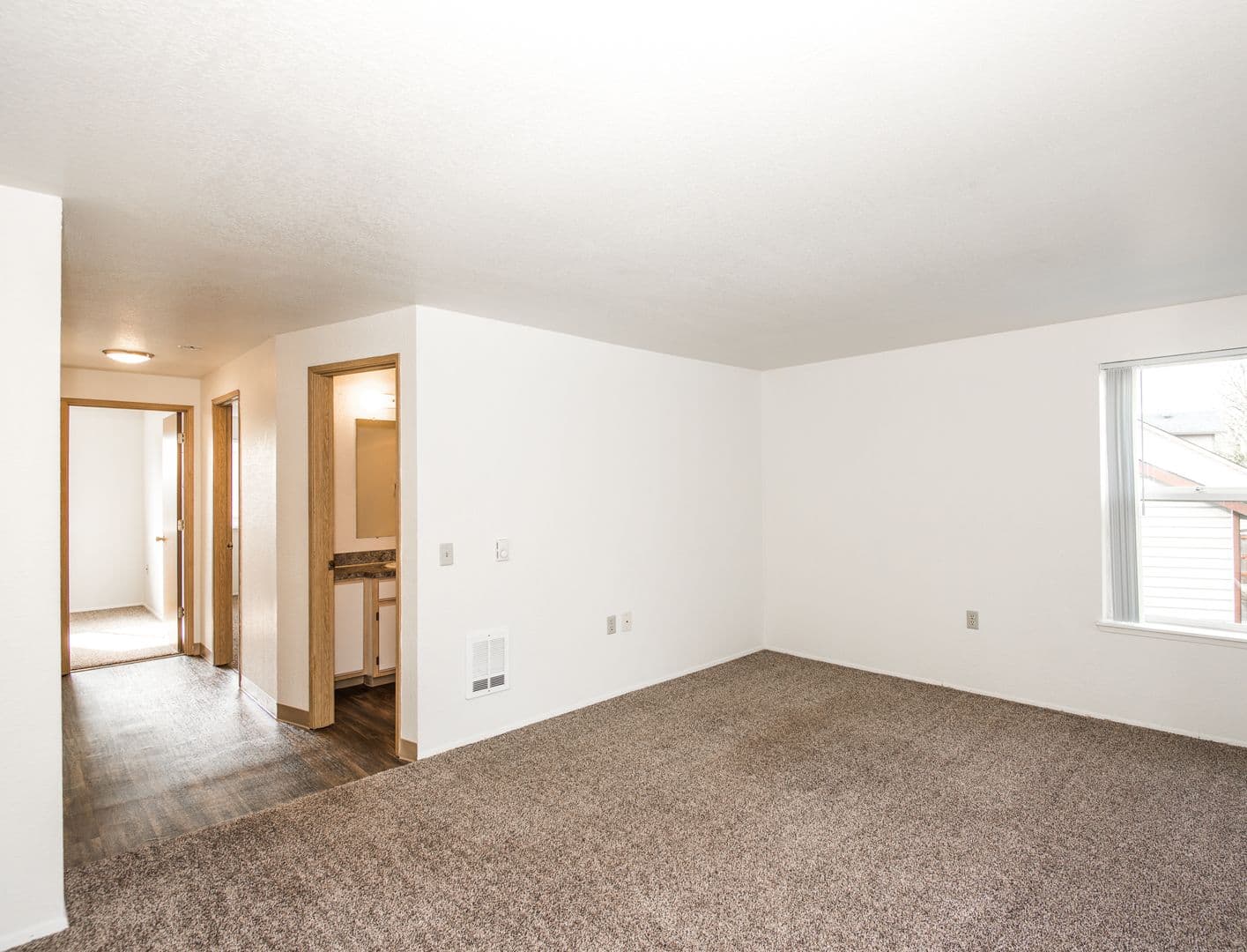 Sheridan Apartment: 937 SE Sheridan Road