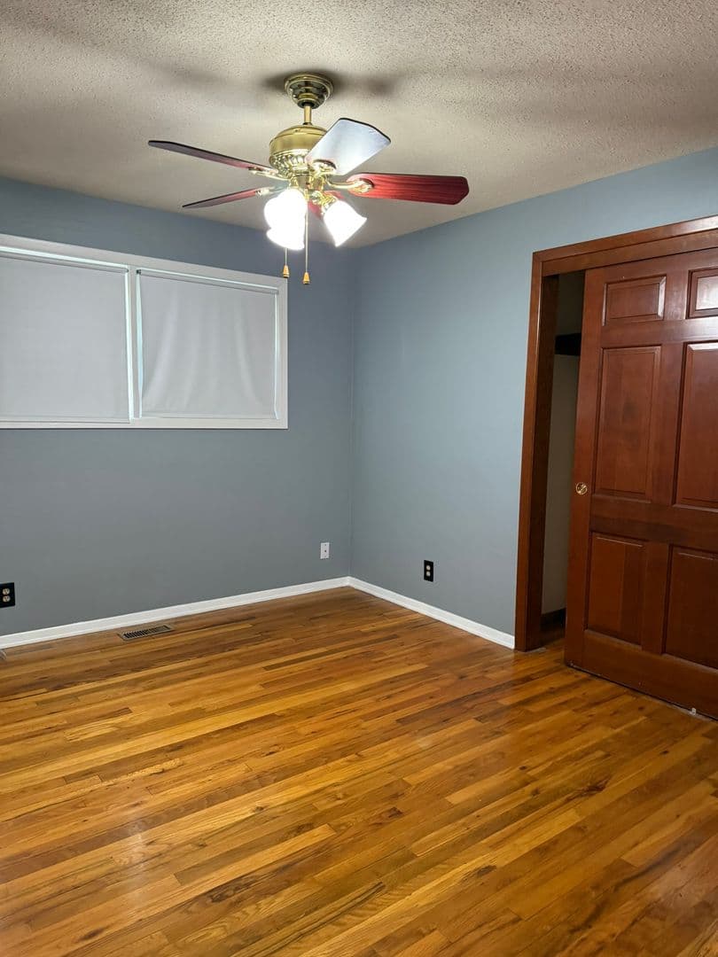 Salem House: 4649 39th Ave NE
