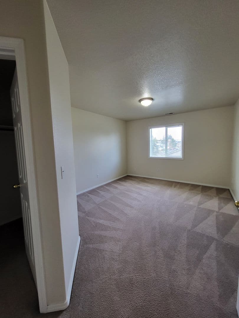Salem Apartment: 2429 Michael Drive NE