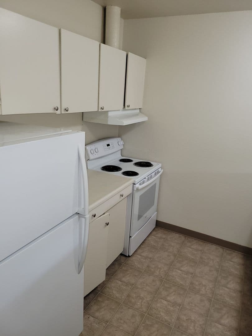 Salem Apartment: 355 Harney Street S