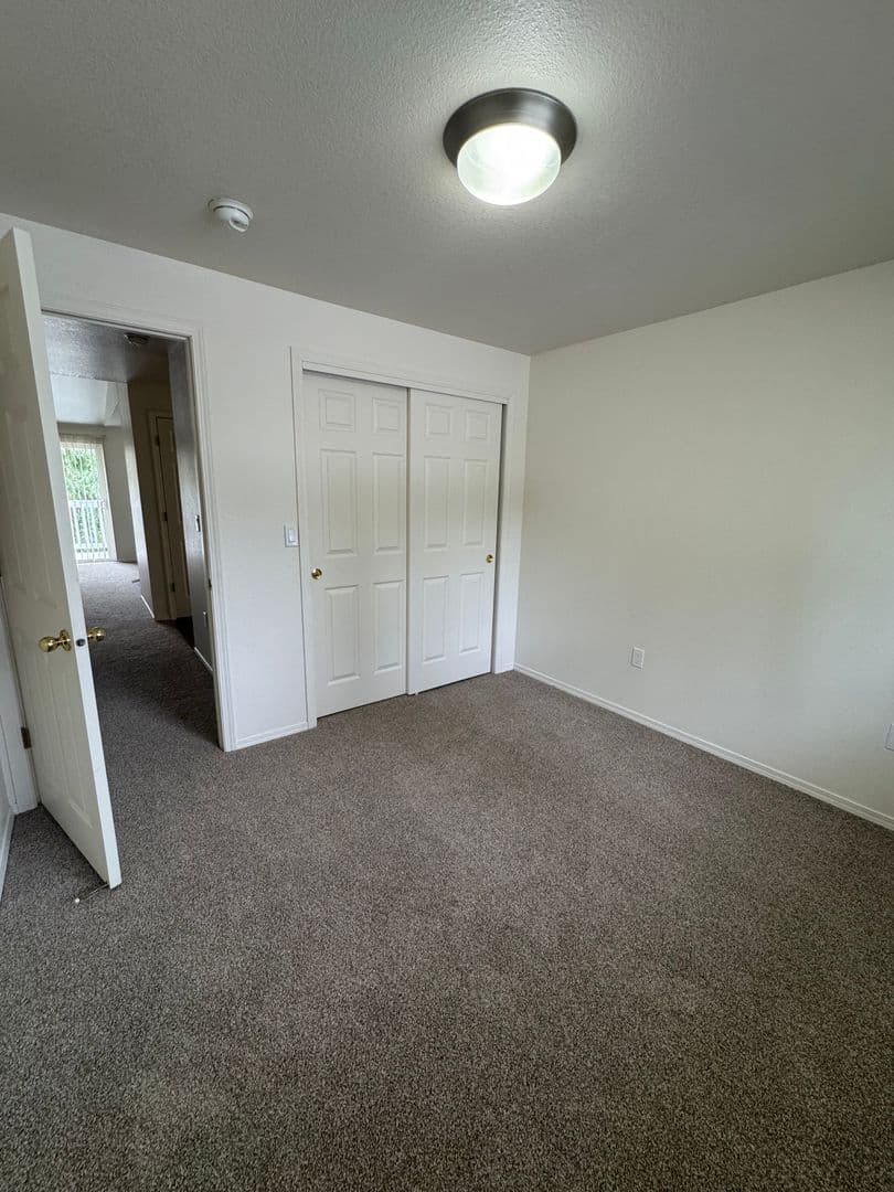 Independence Apartment: 205 N Gun Club Road