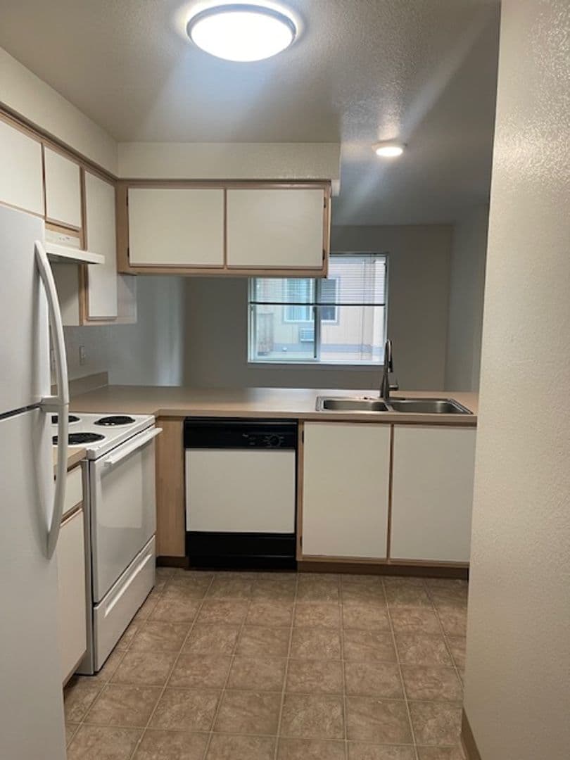 Salem Apartment: 1380 Seattle Slew Drive SE