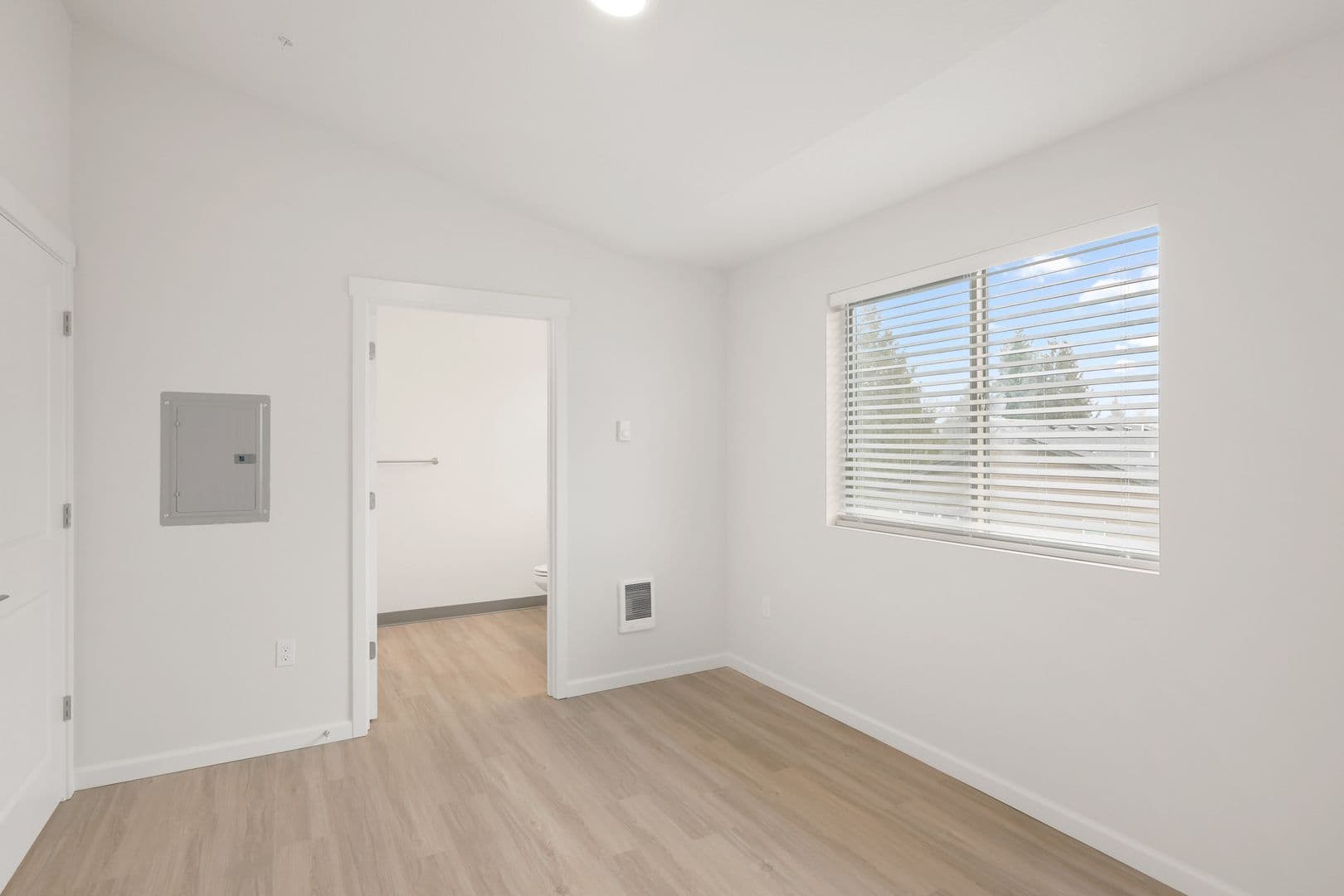 Salem Apartment: 4433 Mahrt Ave SE