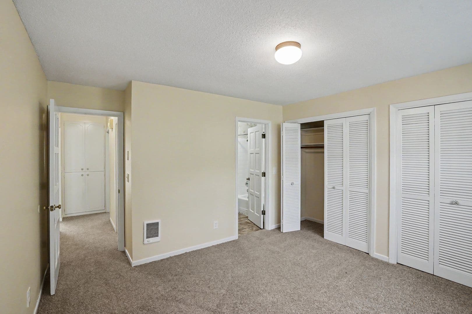 Salem Apartment: 260 Wilson St S
