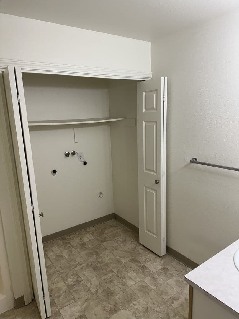 Keizer Apartment: 145 Dearborn Avenue N