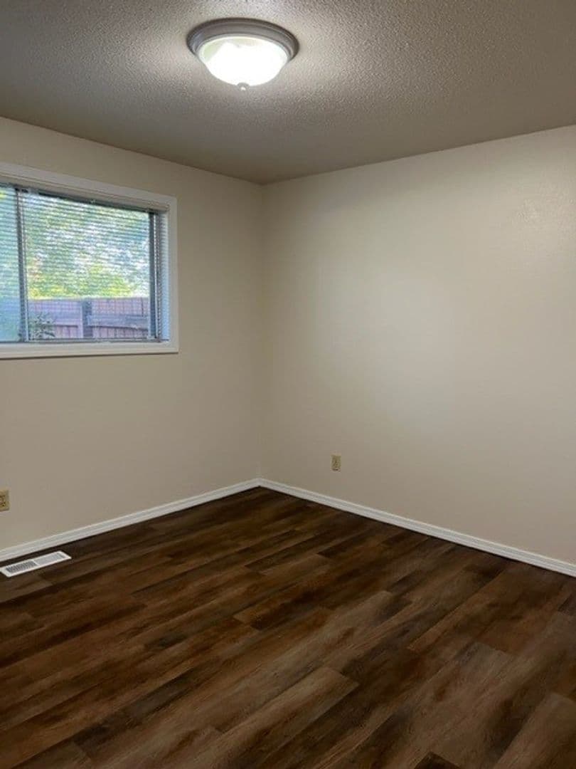 Keizer Apartment: 4975 13th Ave NE