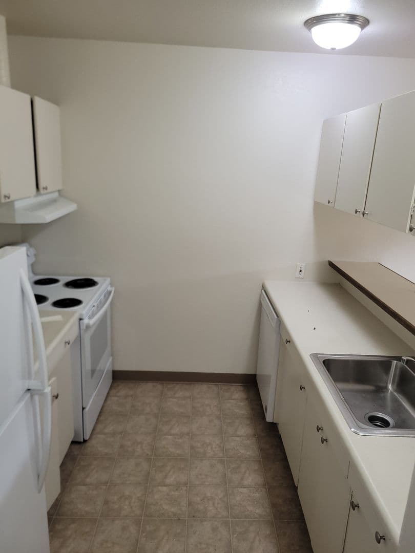 Salem Apartment: 355 Harney Street S