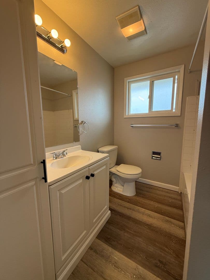Albany Apartment: 910 18th Ave SE