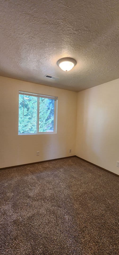 Keizer Apartment: 4022 Holly Ct NE