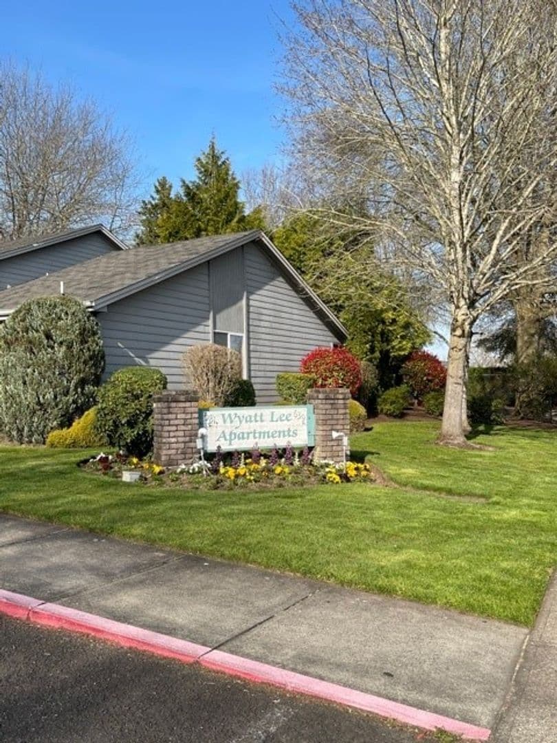 Keizer Apartment: 581 Manbrin Drive NE
