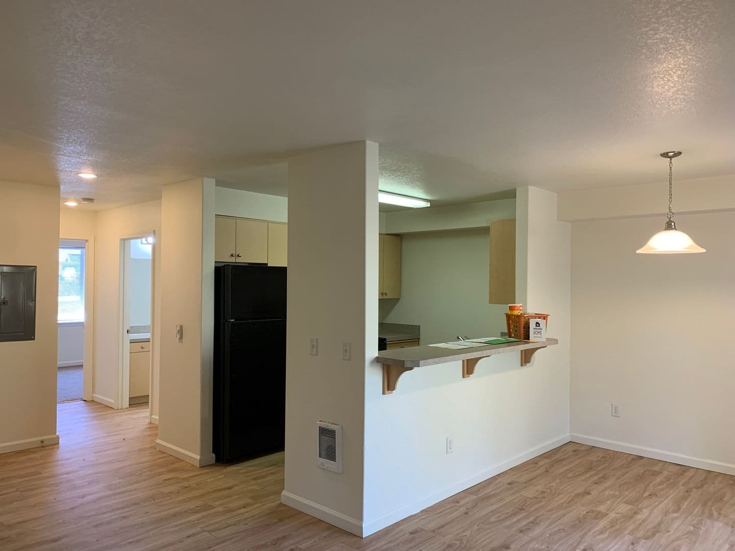 Sutherlin Apartment: 233 NW Sherman St