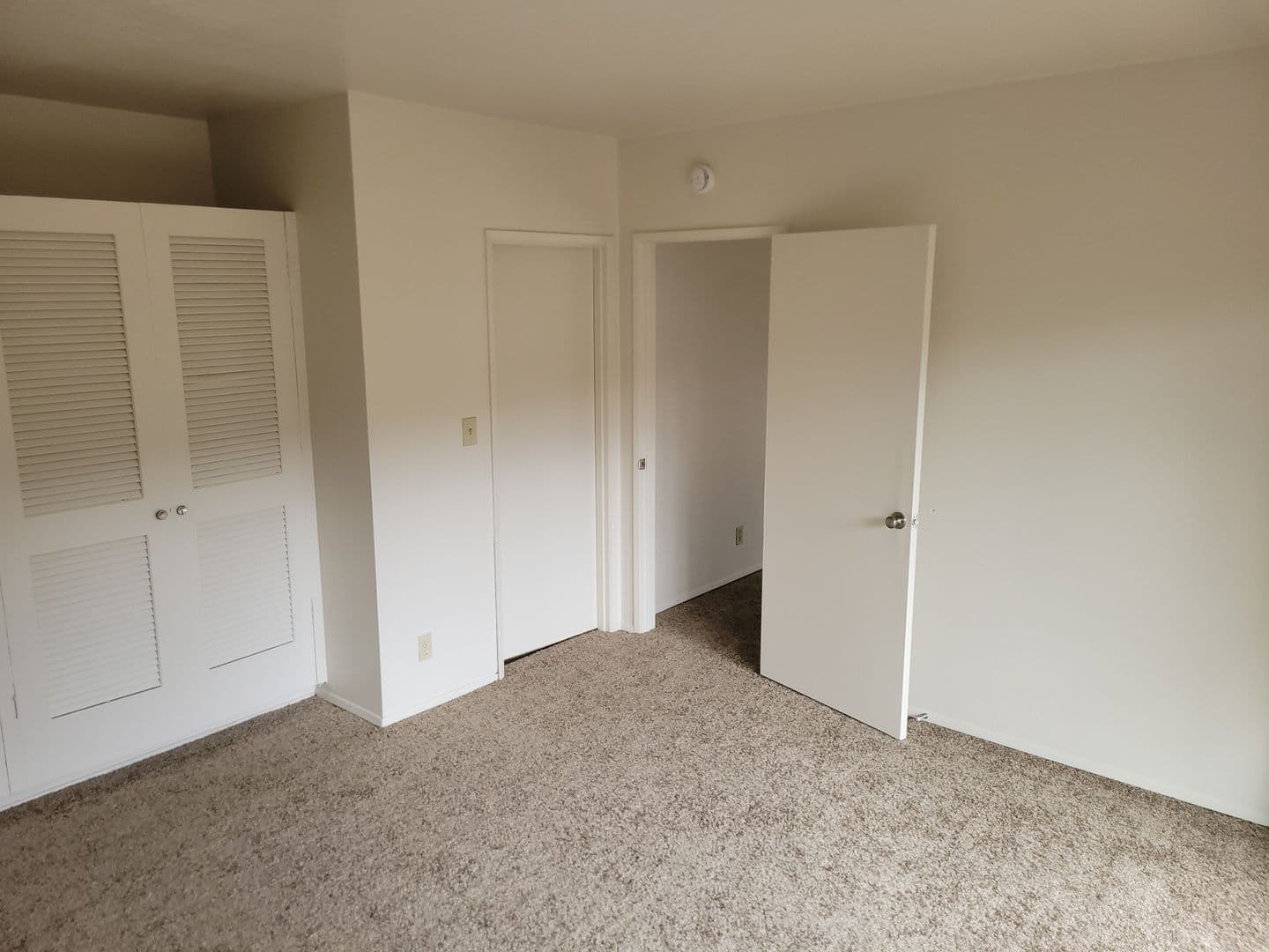 Salem Apartment: 355 Harney Street S