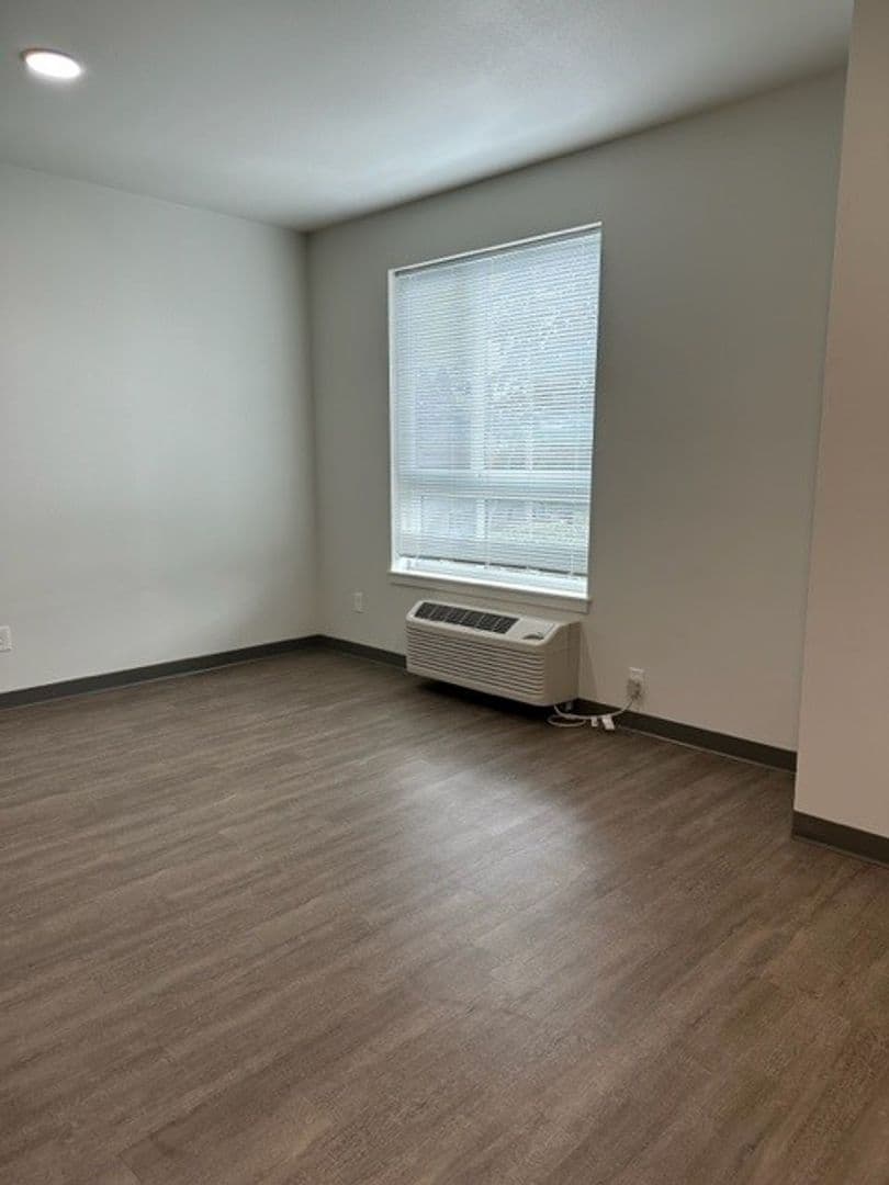Salem Apartment: 990 Broadway St NE