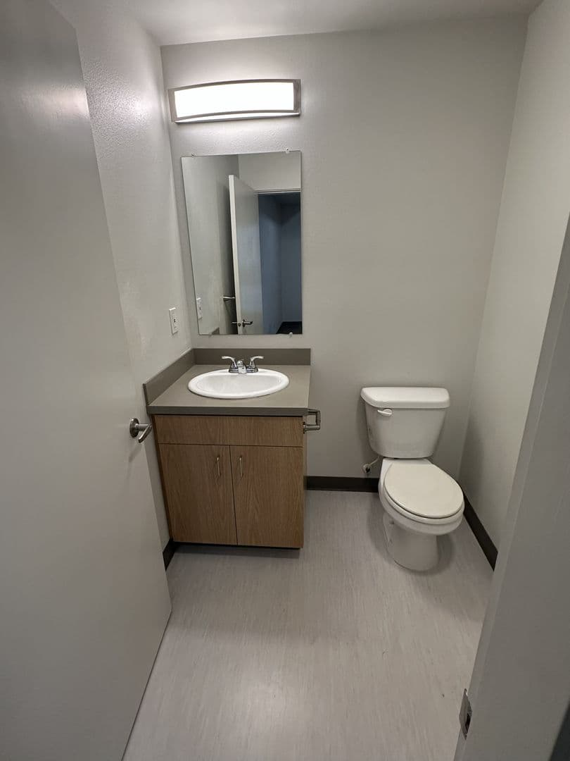 Salem Apartment: 990 Broadway St NE