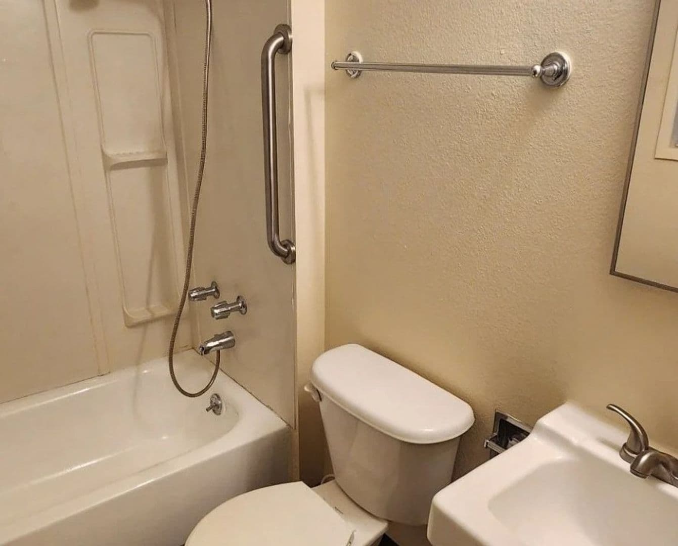 Salem Apartment: 158 Friendship Ave SE