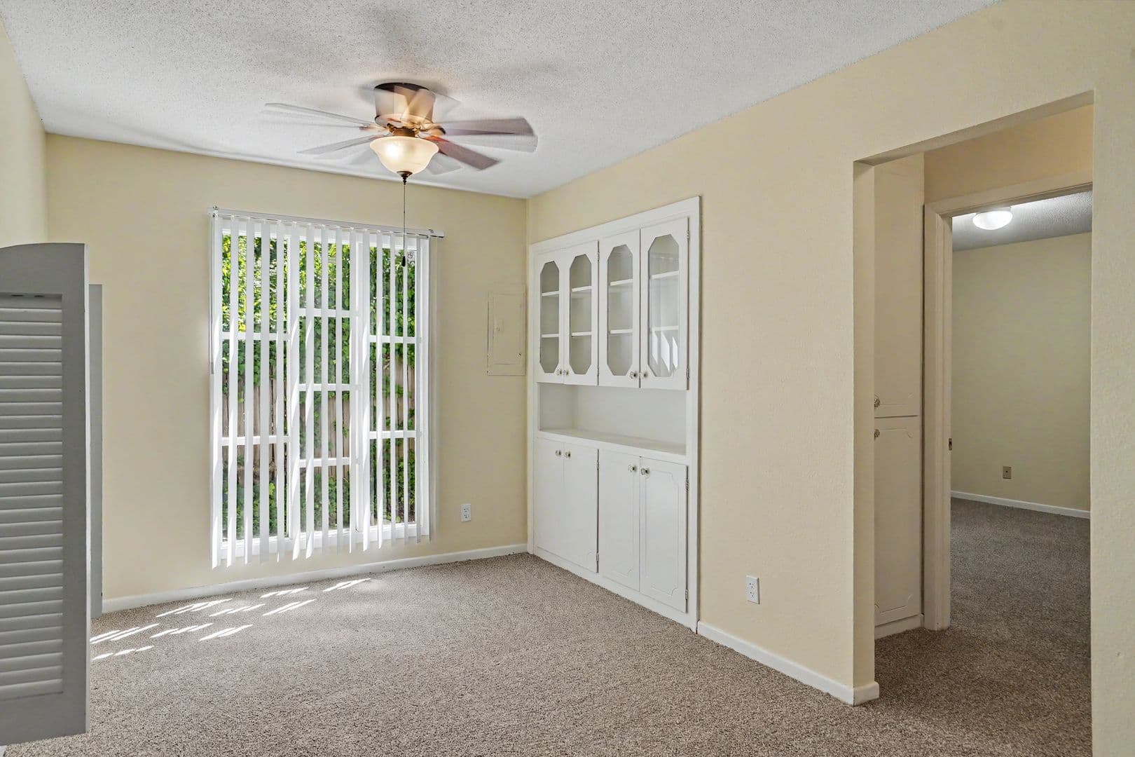 Salem Apartment: 260 Wilson St S
