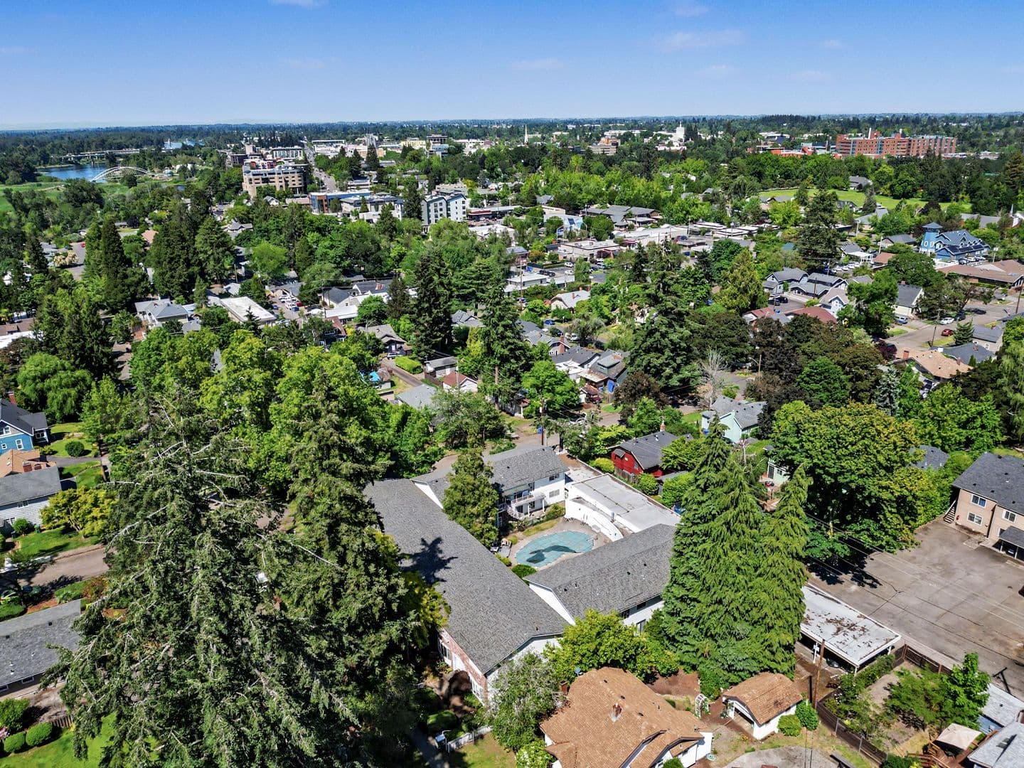 Salem Apartment: 260 Wilson St S