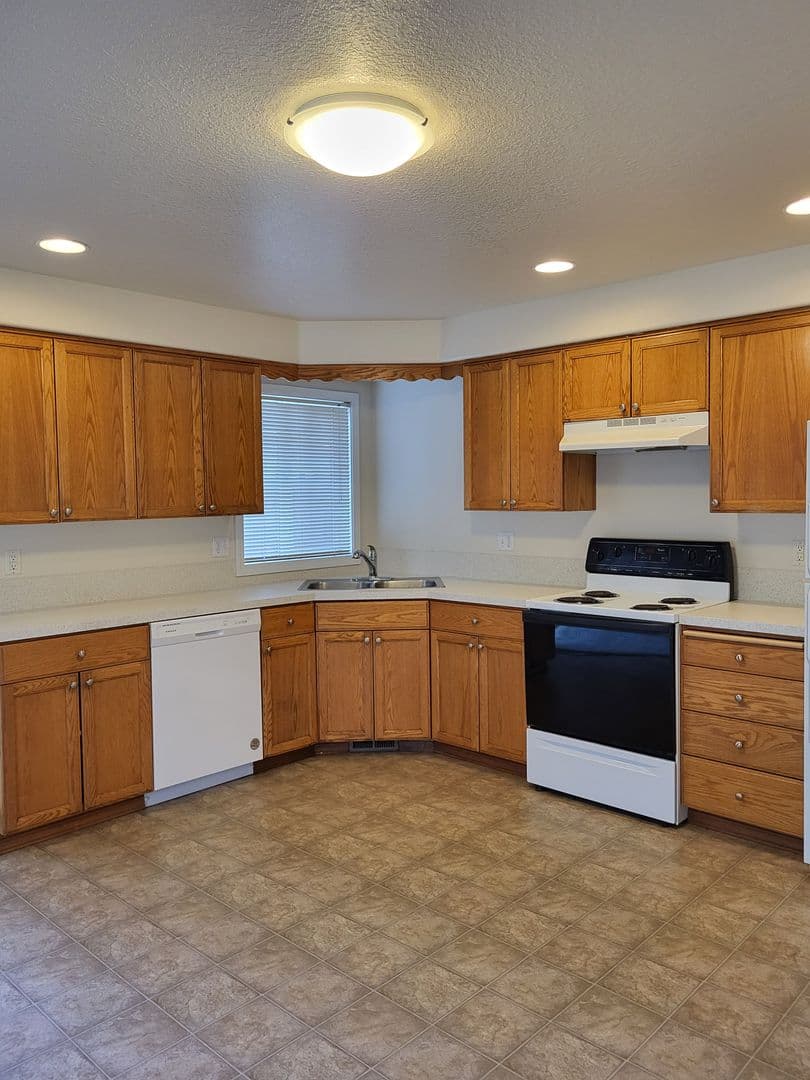 Salem Apartment: 2429 Michael Drive NE