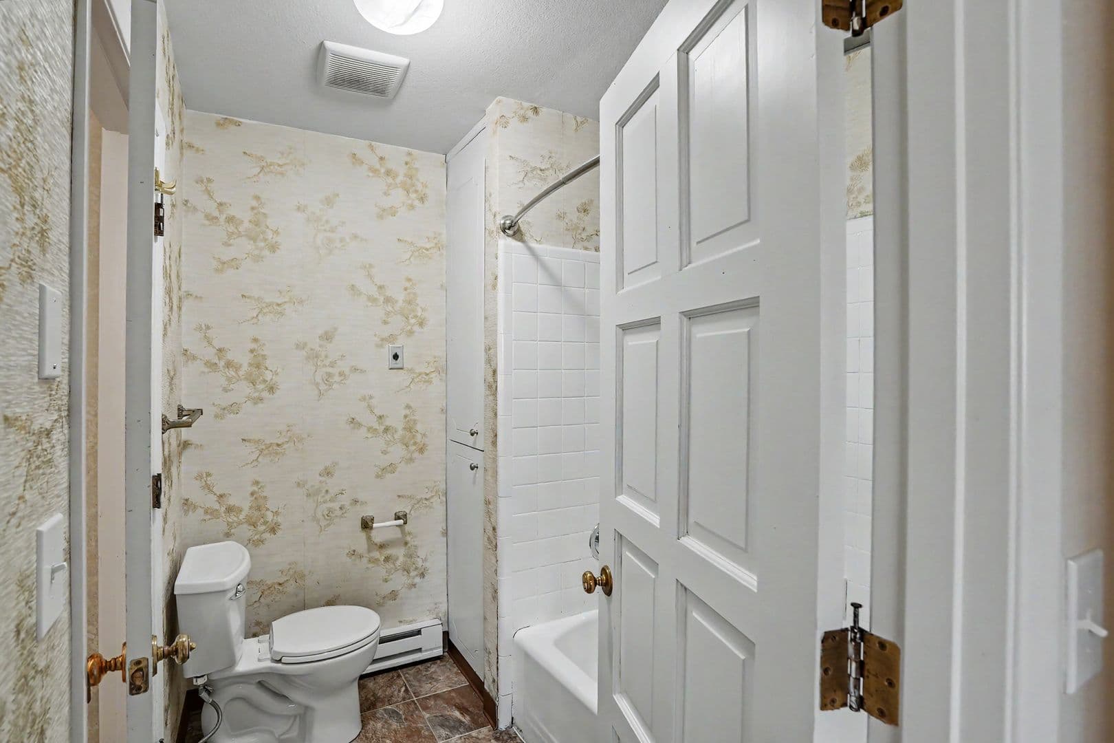Salem Apartment: 260 Wilson St S