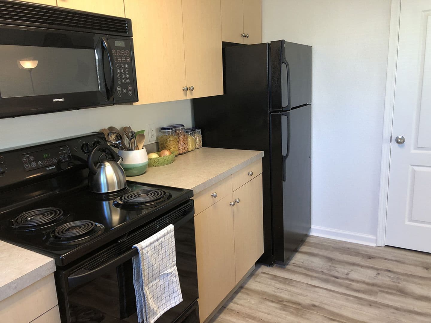 Sutherlin Apartment: 233 NW Sherman St