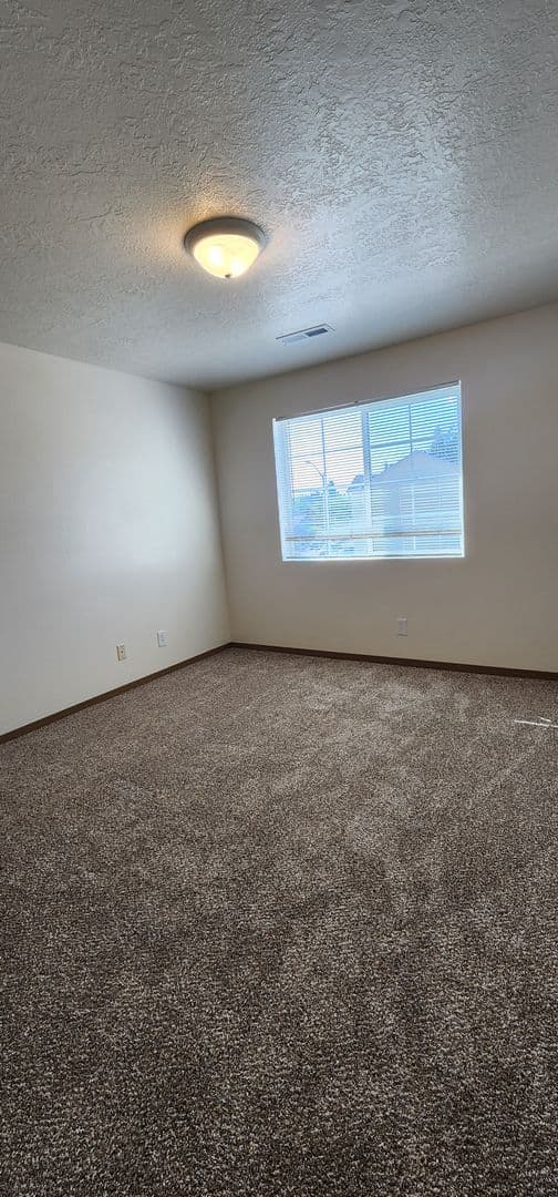Keizer Apartment: 4022 Holly Ct NE