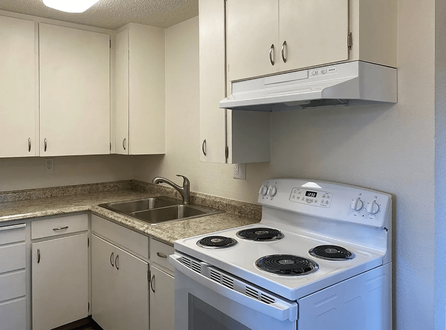 Monmouth Apartment: 775 N Knox Street