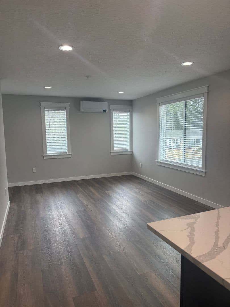 Keizer Apartment: 491 Marino Drive N