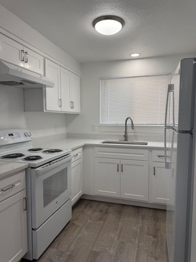 Salem Apartment: 3414 30th Ave NE