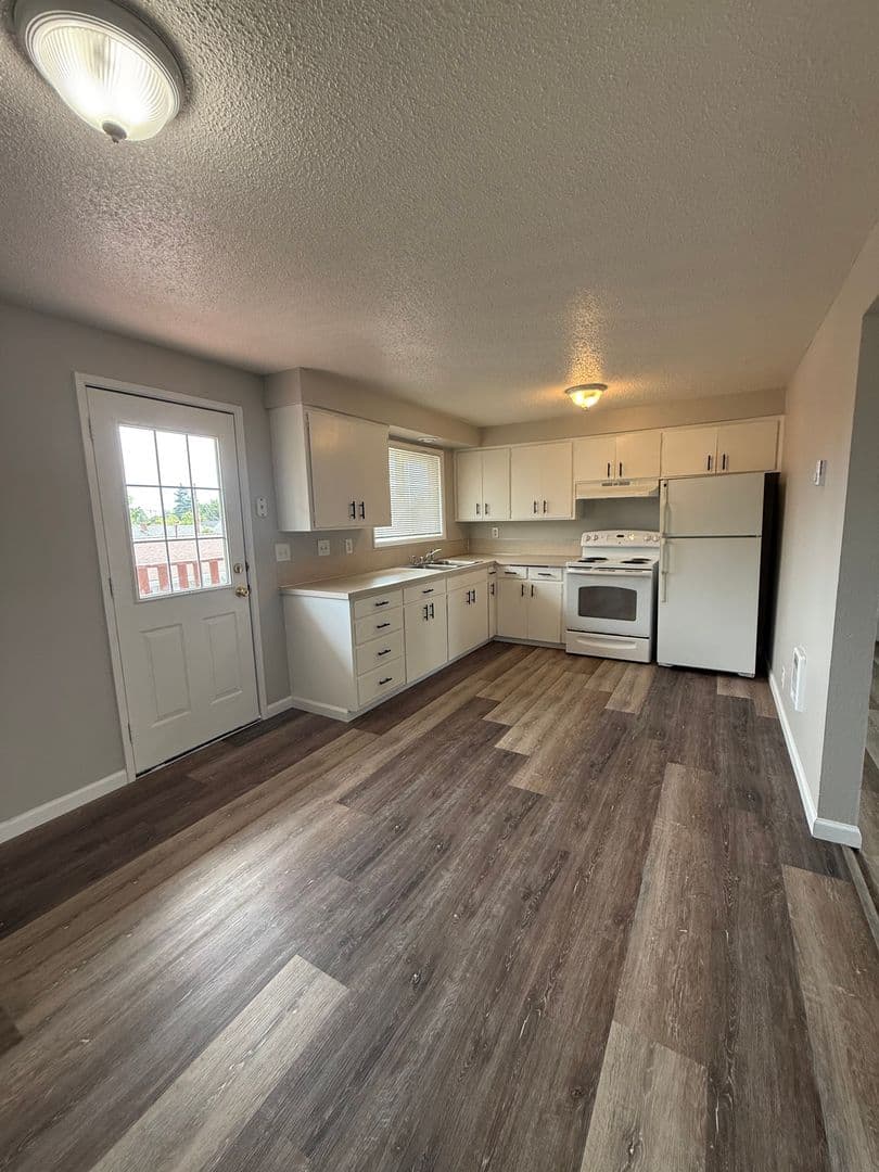 Albany Apartment: 910 18th Ave SE