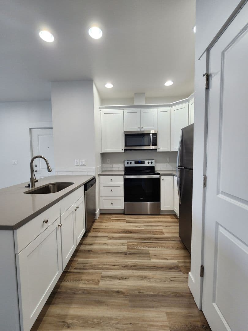 Keizer Apartment: 1065 Clearview Ave NE
