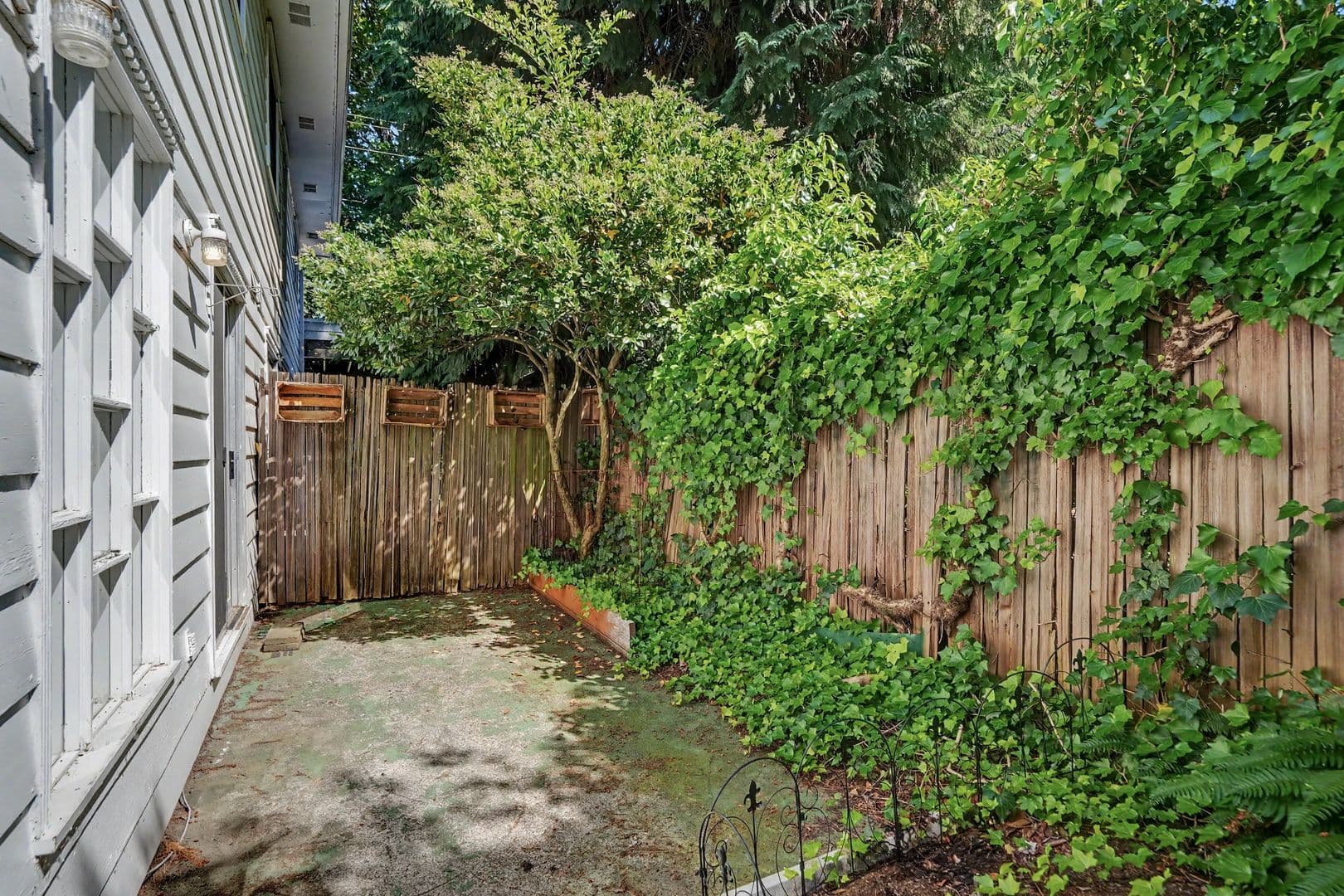Salem Apartment: 260 Wilson St S