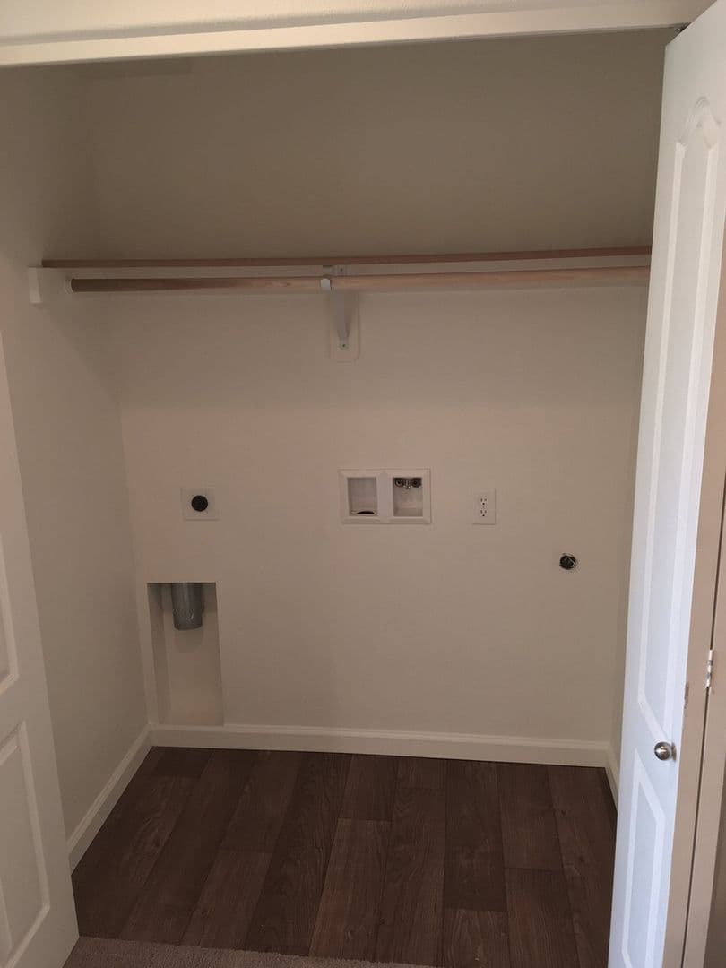 Sutherlin Apartment: 233 NW Sherman St