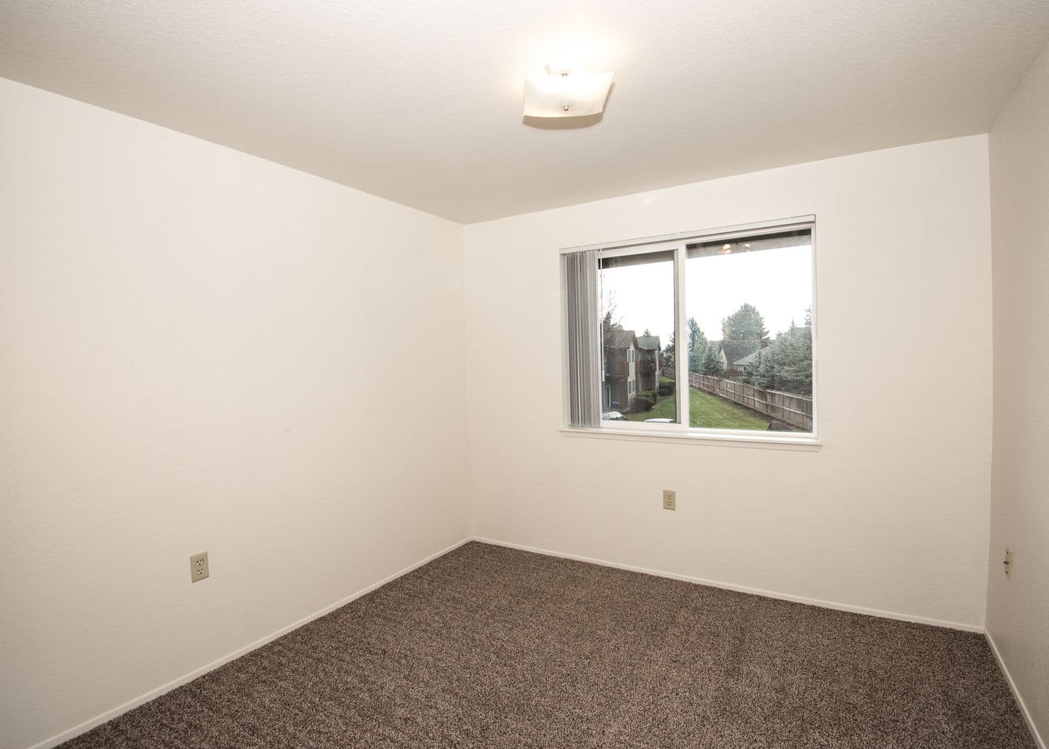 Sheridan Apartment: 937 SE Sheridan Road