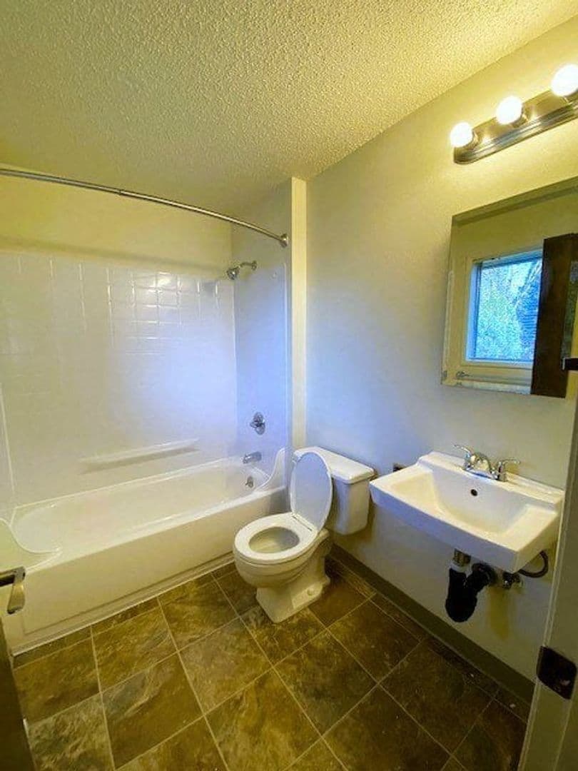 Salem Apartment: 158 Friendship Ave SE