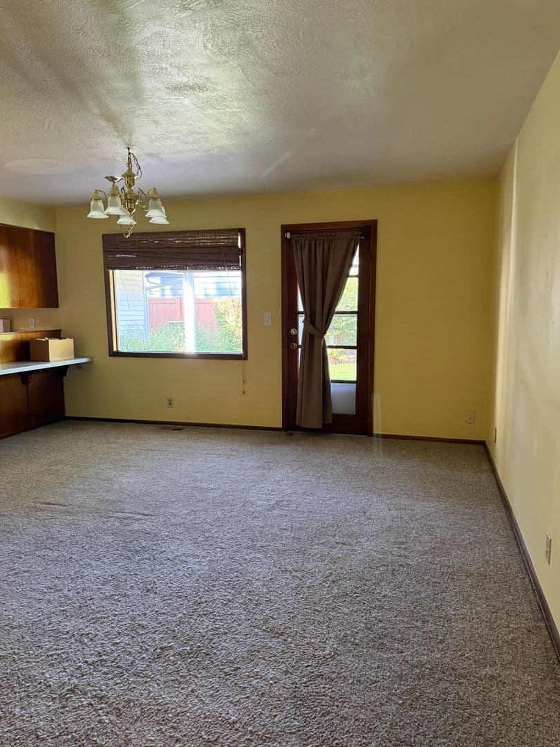 Salem House: 4649 39th Ave NE