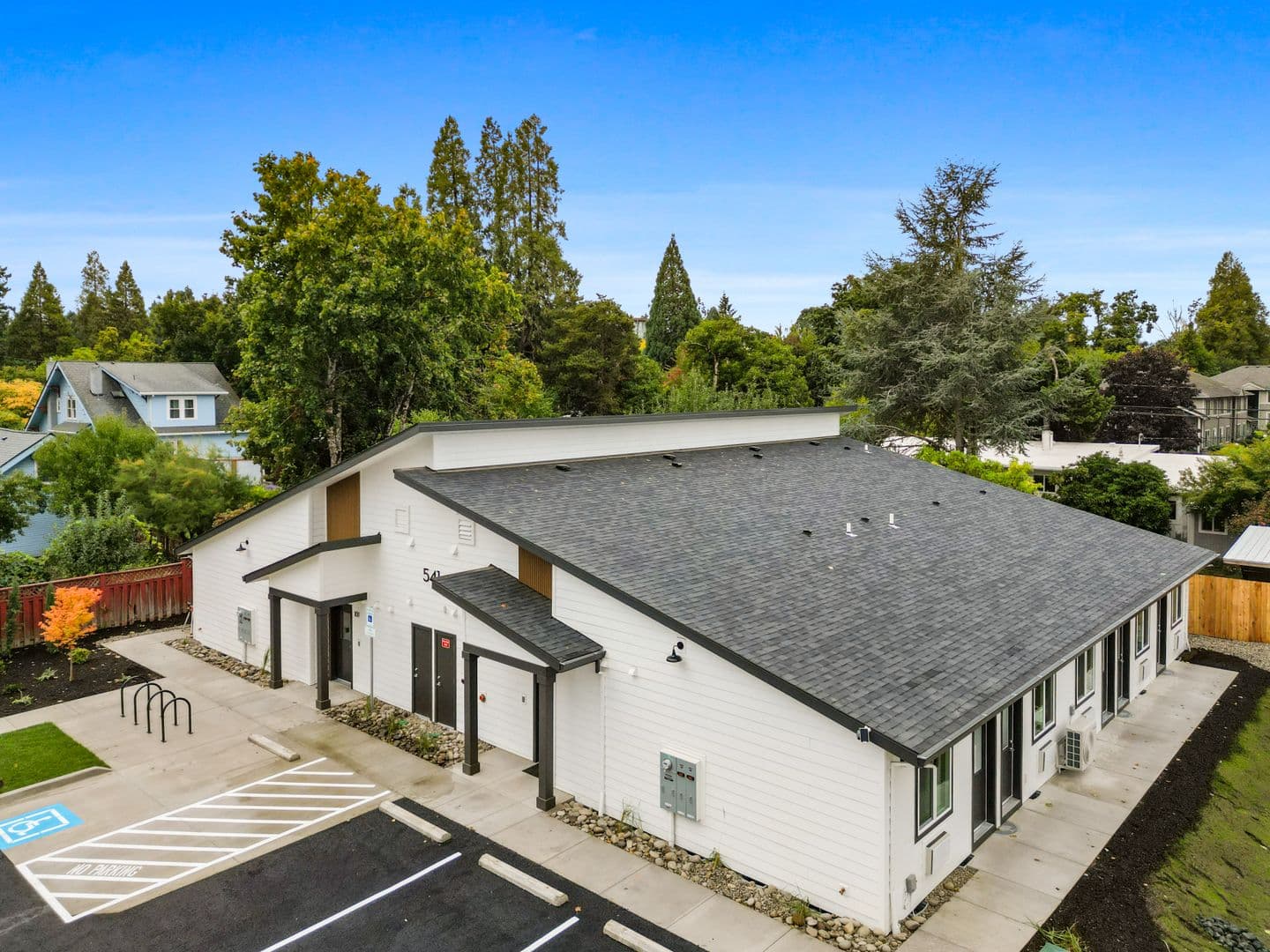 Monmouth Apartment: 505 Jackson St W