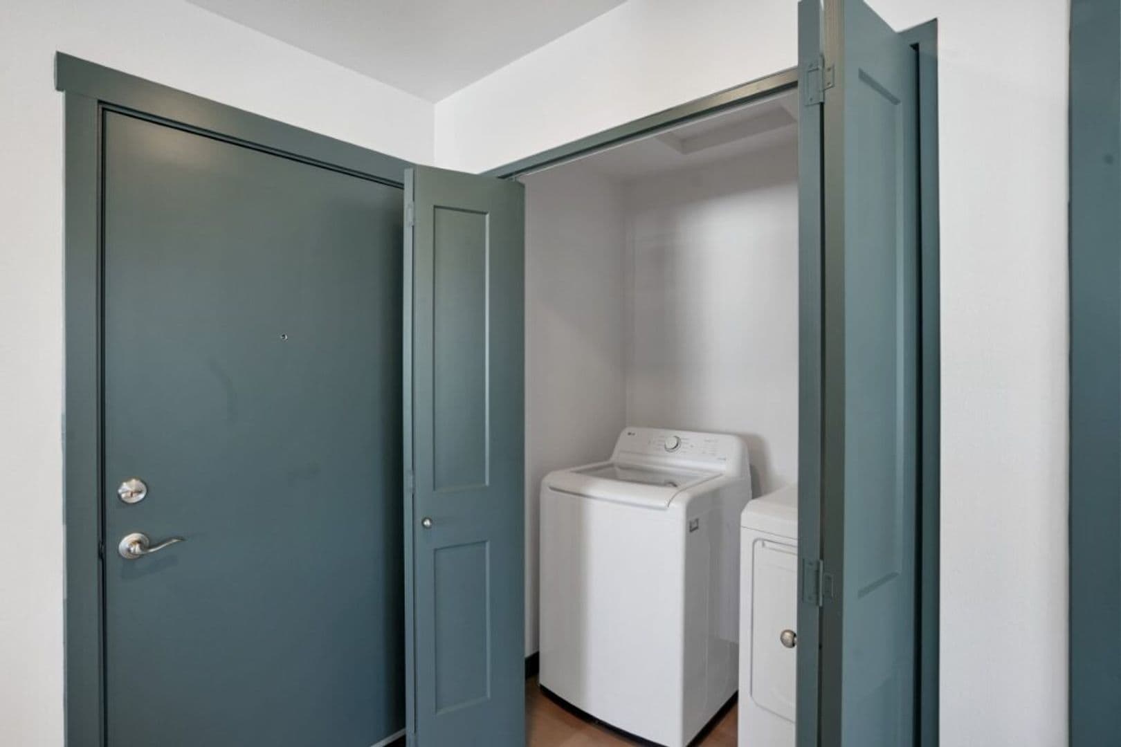 Lebanon Apartment: 305 East Airport Road