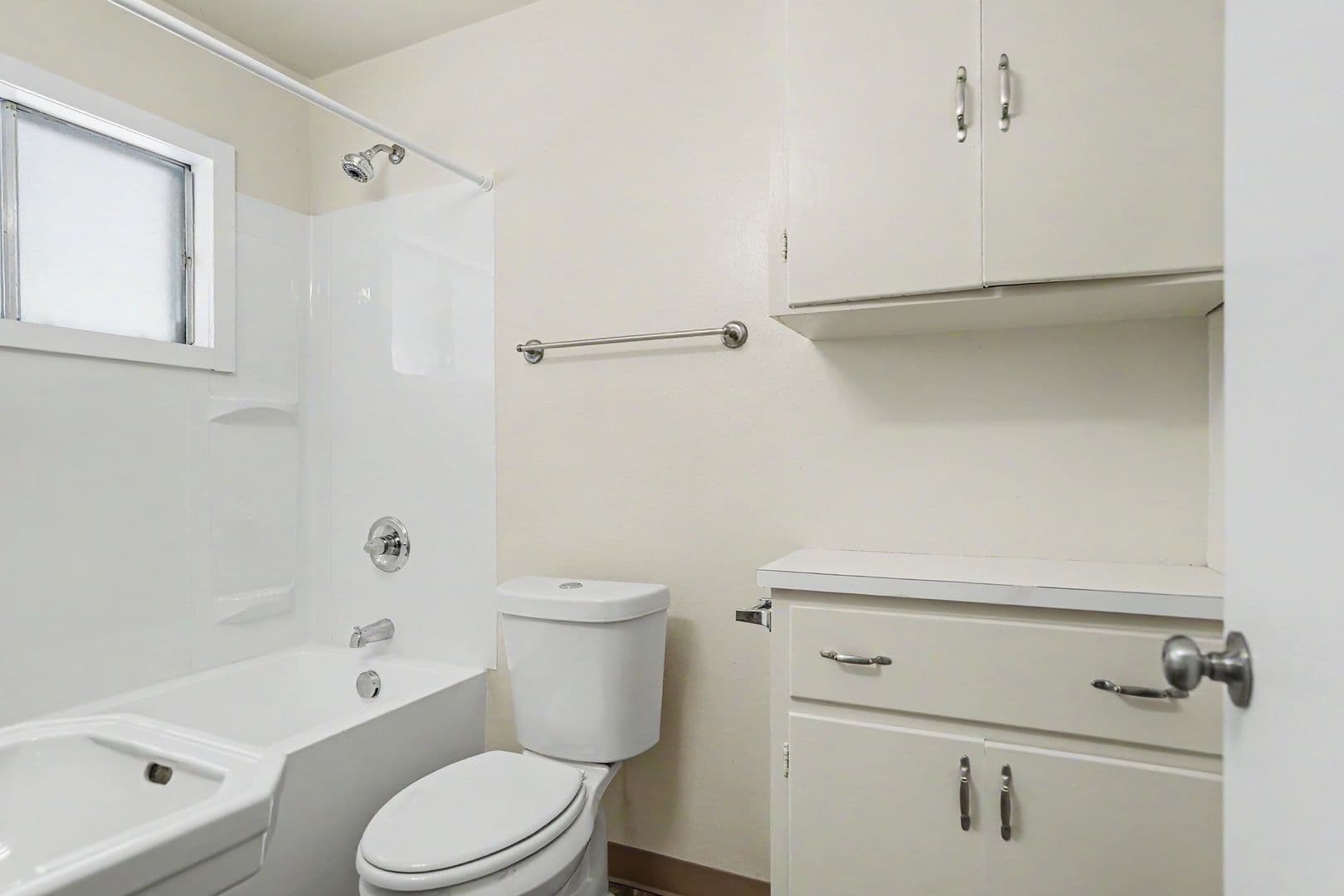 Salem Apartment: 140 Friendship Ave SE