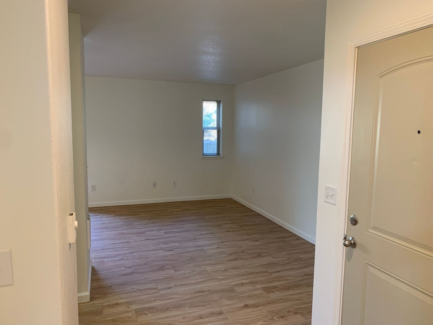 Sutherlin Apartment: 233 NW Sherman St
